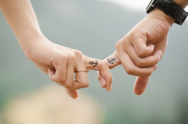 Top 3 Valentine Day Gifts for the Traveller in Your Life even when you're holding hands