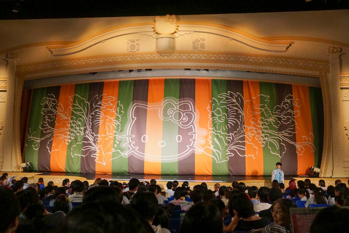 Sanrio Puroland Kabuki show about to start