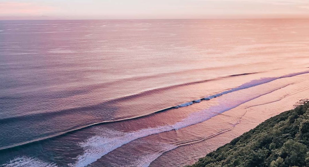 https://www.travelinghoneybird.com/wp-content/uploads/2019/12/Sunset-in-Canggu-beach-1080x583.jpg